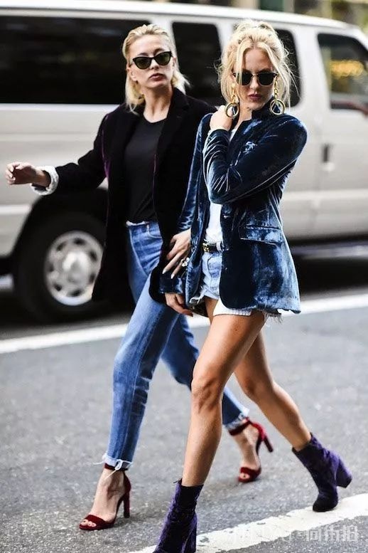 薄西服+牛仔裤=2018年早秋最时髦的极简套路!