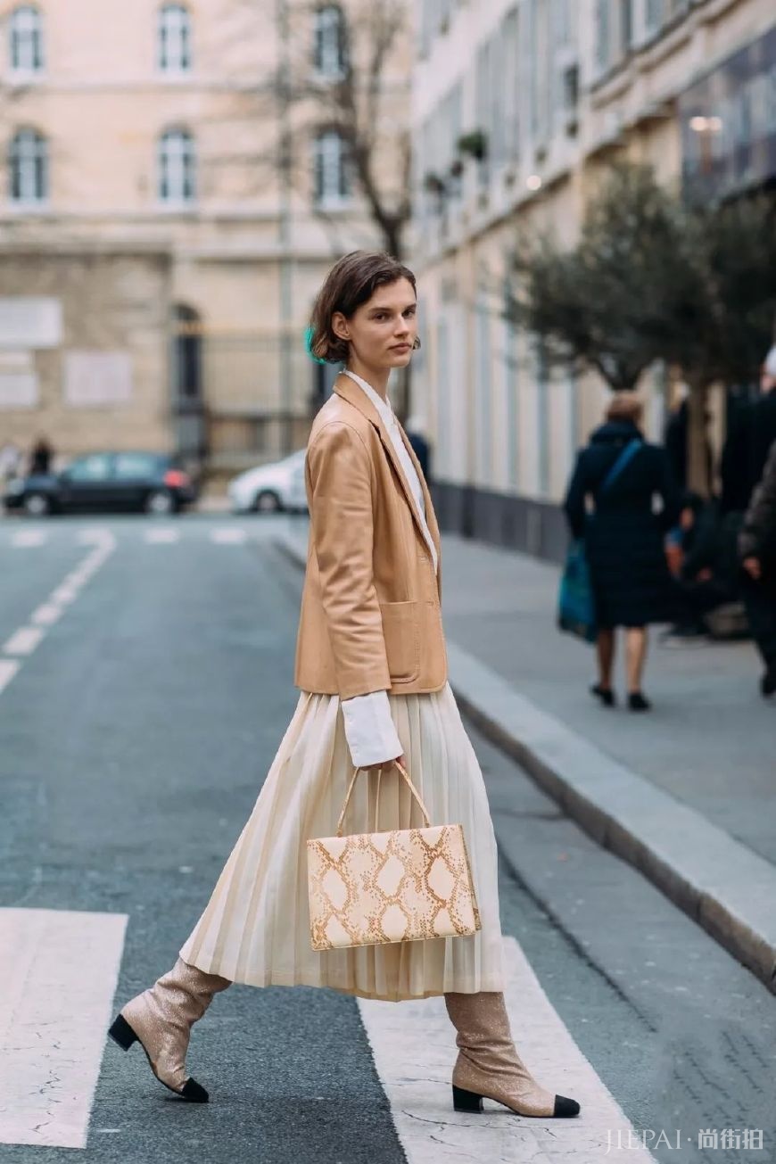 欧美街拍 连衣裙过季这样搭又是一件新衣了