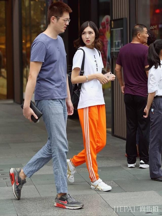 2018夏季街拍新搭配：最经典的还是白T！