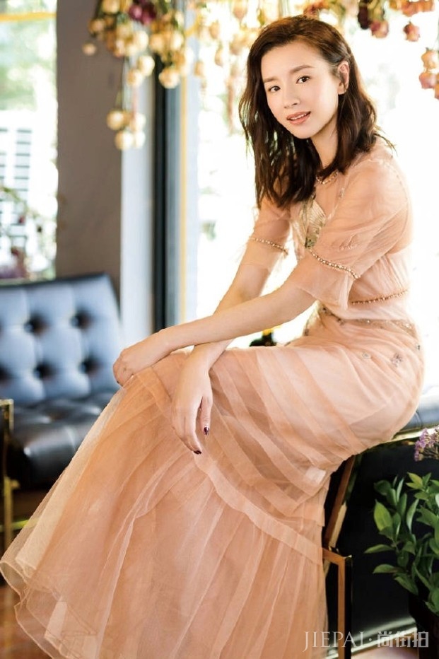 董洁变美了，穿一袭轻薄长裙仙气挡不住，这次“冷清秋”回来了！