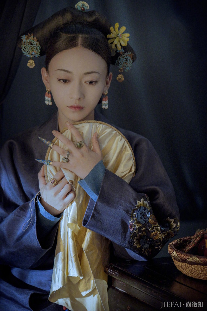 《延禧攻略》魏姐吴谨言拍大片,网友:比起演技摆pose还是嫩了点!