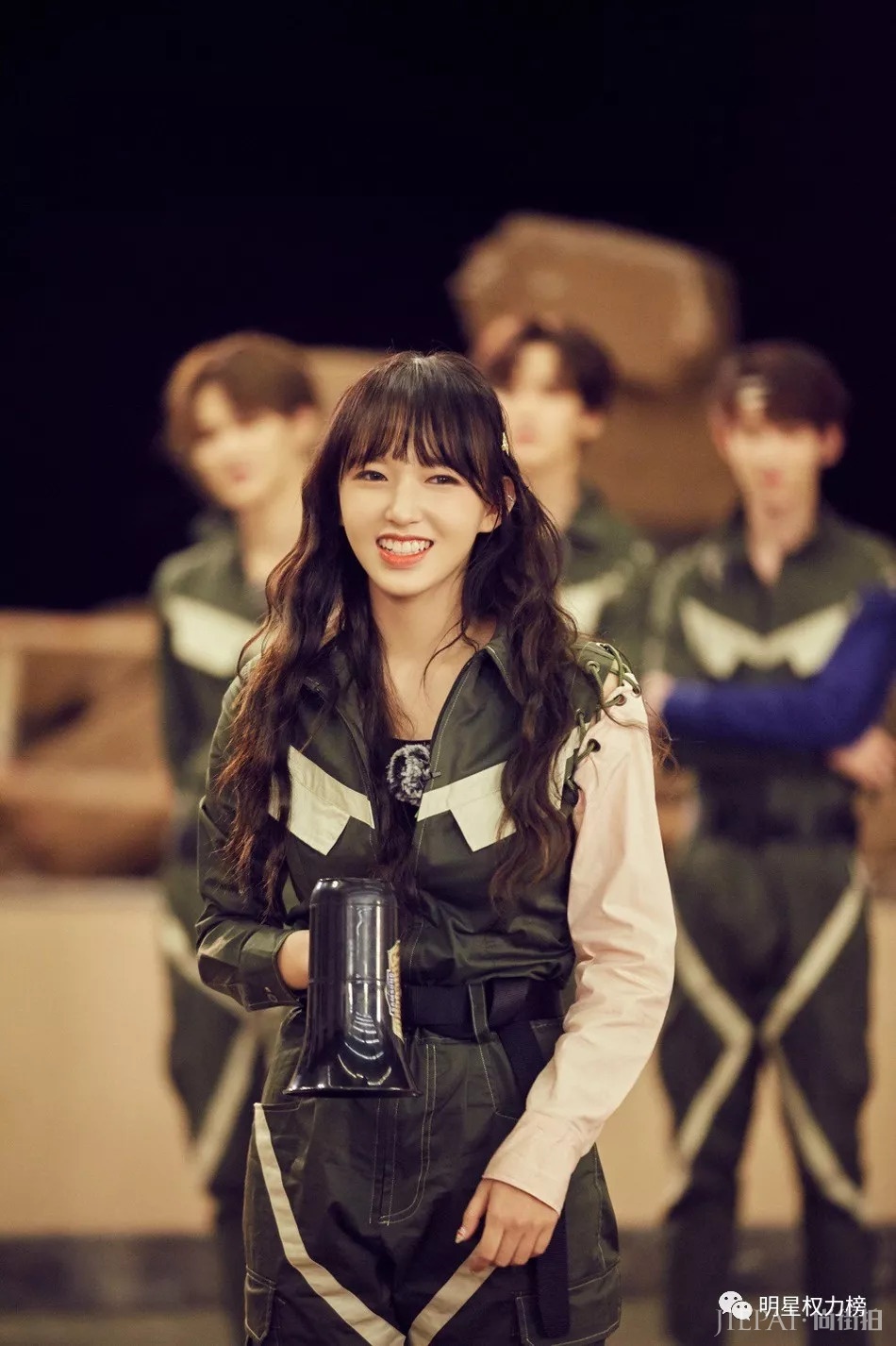 朱一龙杂志封面斯文优雅 吴亦凡活动造型复古时尚 吴谨言写真大片个性时尚