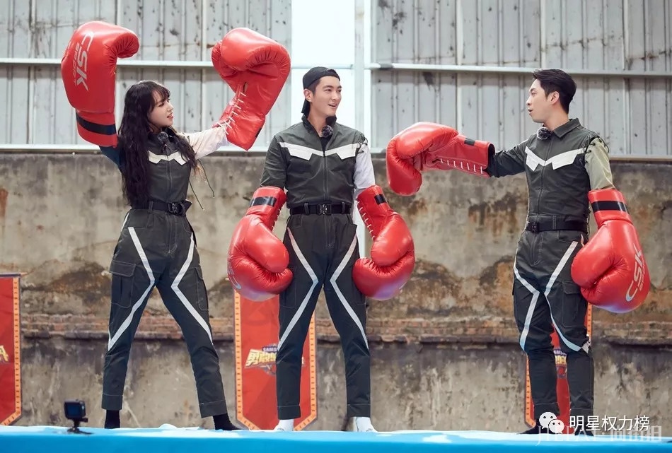 朱一龙杂志封面斯文优雅 吴亦凡活动造型复古时尚 吴谨言写真大片个性时尚