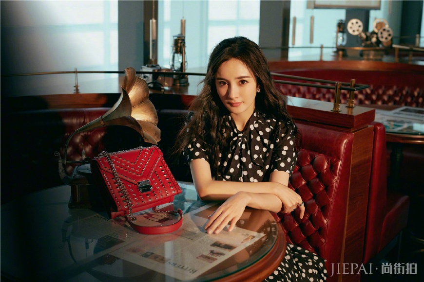 杨幂终于不再硬凹，两件针织衫穿出清新温婉风，机场照美出新高度