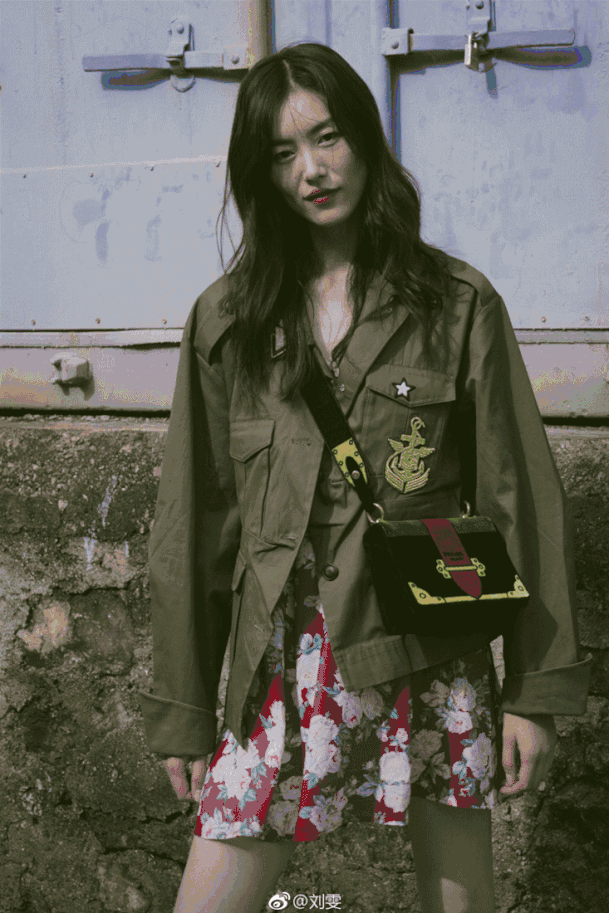 欧美街拍 连衣裙过季这样搭又是一件新衣了