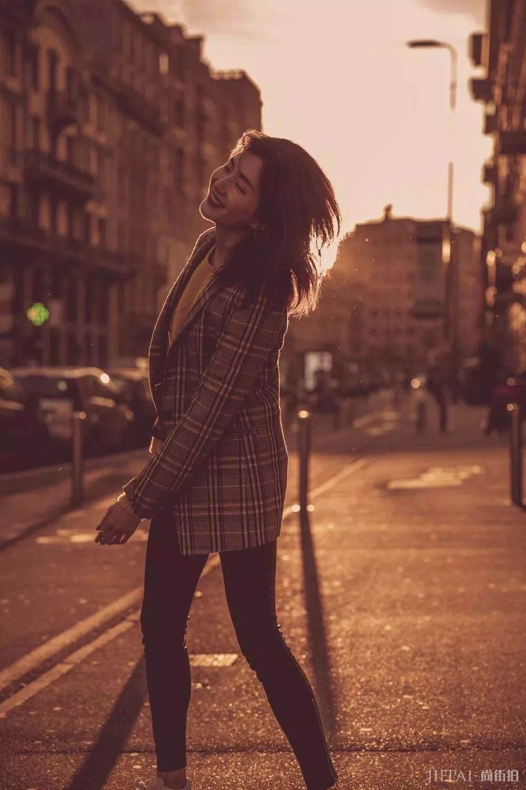 薄西服+牛仔裤=2018年早秋最时髦的极简套路!