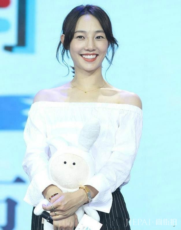 好久不见的白百何瘦脱相了，网友：这穿的是什么衣服呀！