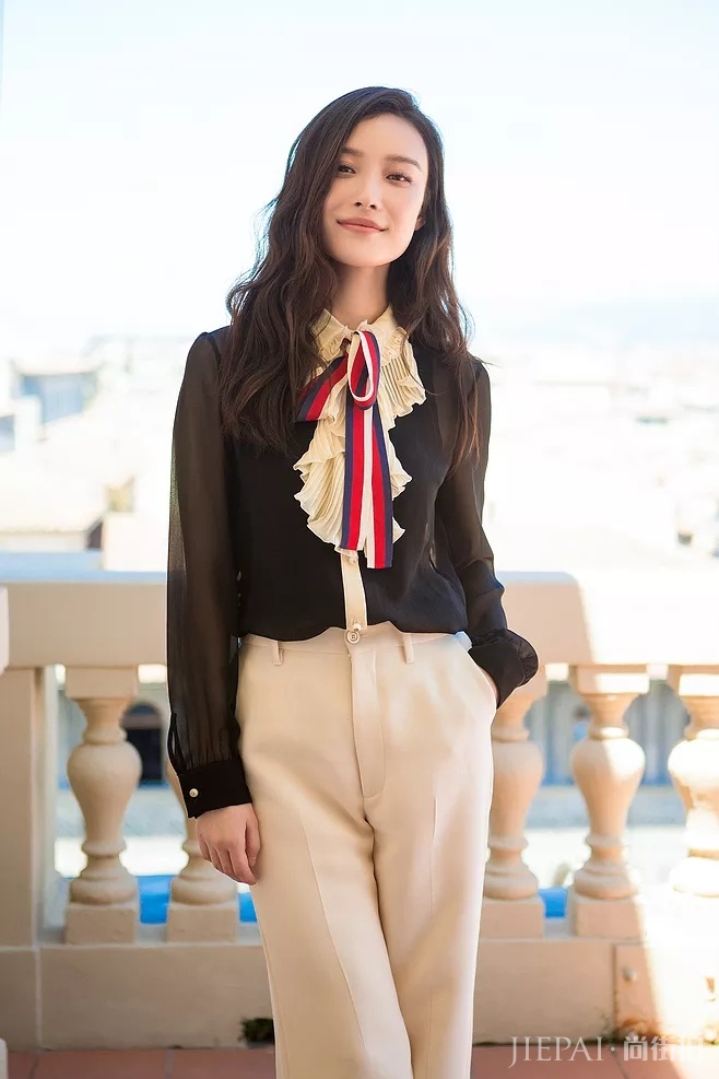 穿搭我只服倪妮,双排扣西装配高跟鞋,举手投足间尽显高贵!