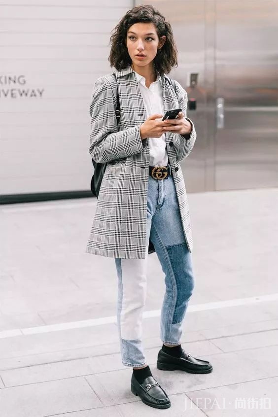 薄西服+牛仔裤=2018年早秋最时髦的极简套路!