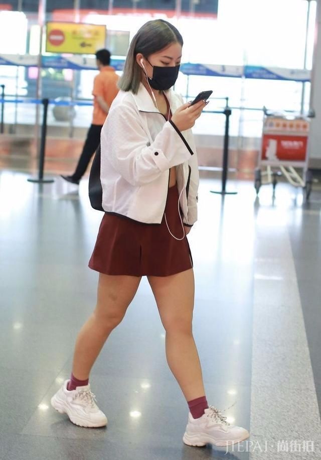 还以为王菊不露腰不露腿，好好穿衣服了呢，谁料配饰成了焦点！