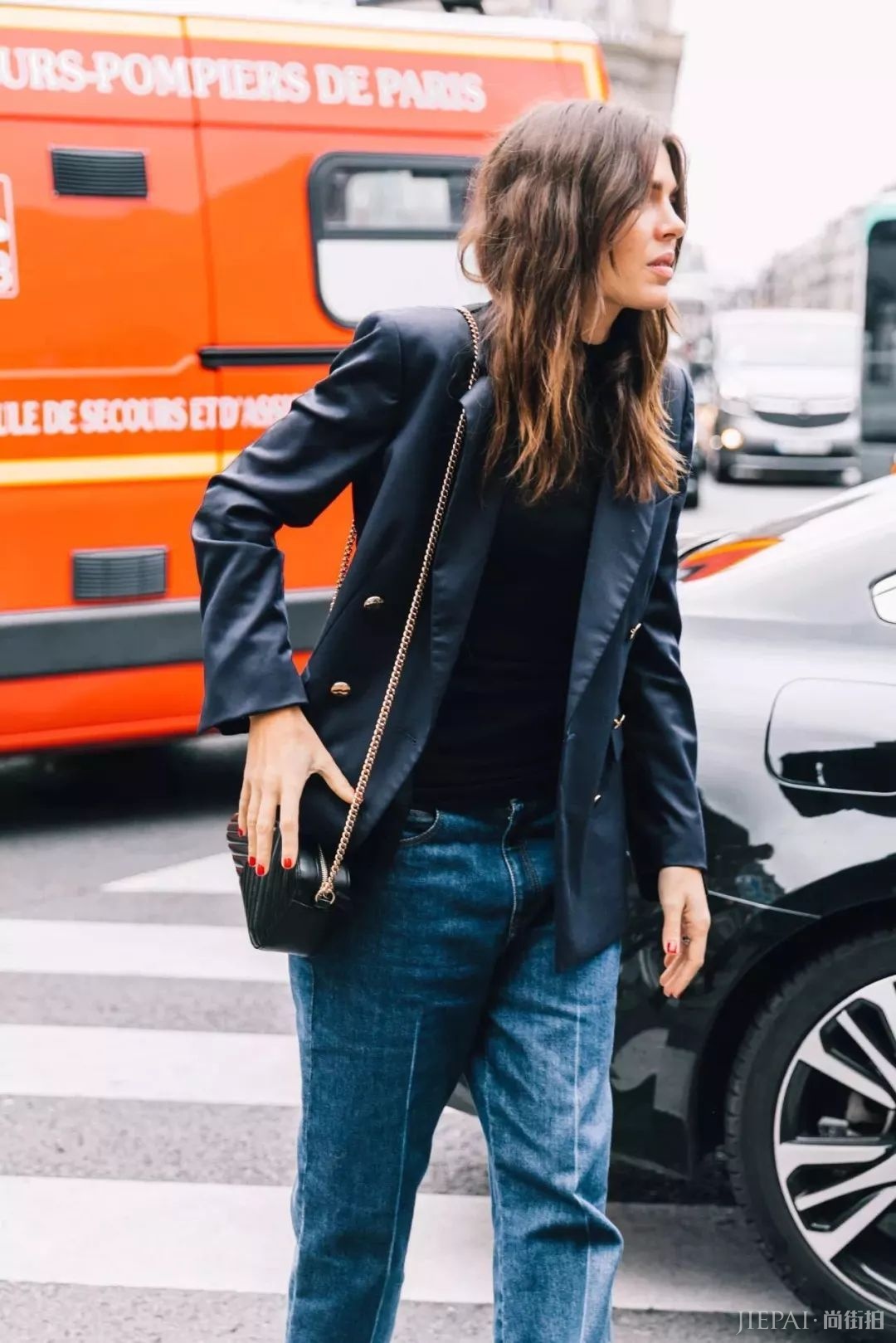 薄西服+牛仔裤=2018年早秋最时髦的极简套路!