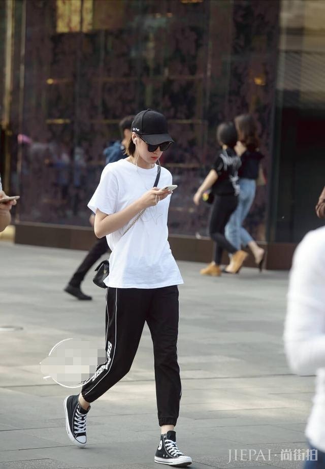 2018夏季街拍新搭配：最经典的还是白T！