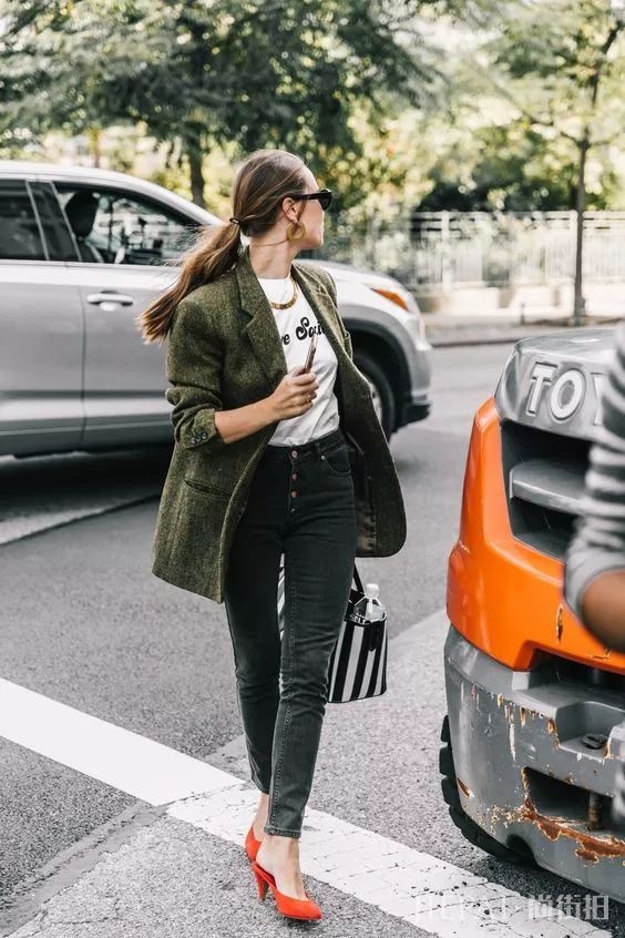 薄西服+牛仔裤=2018年早秋最时髦的极简套路!