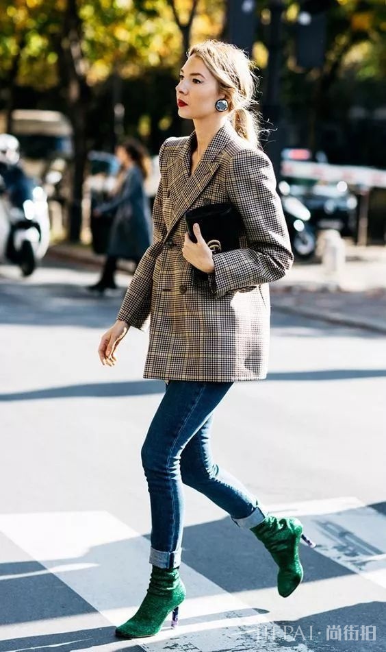 薄西服+牛仔裤=2018年早秋最时髦的极简套路!