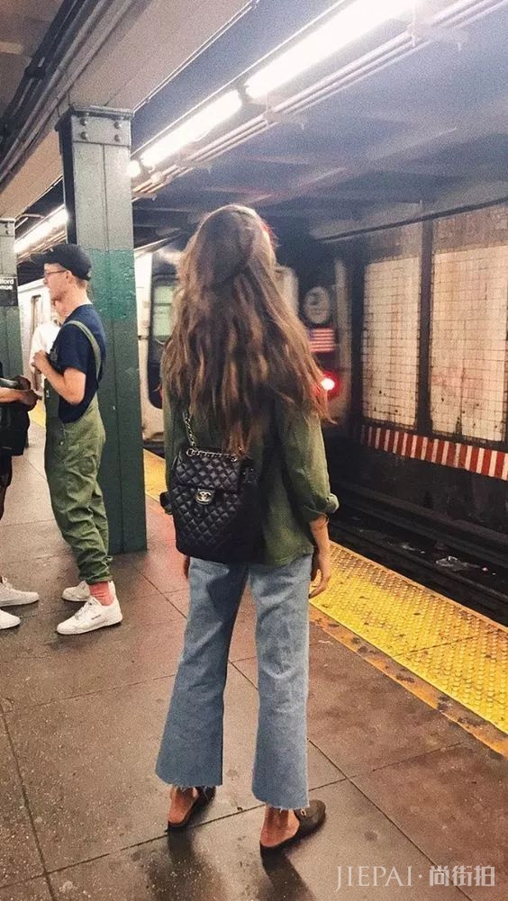 薄西服+牛仔裤=2018年早秋最时髦的极简套路!