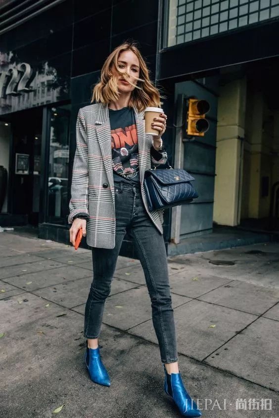 薄西服+牛仔裤=2018年早秋最时髦的极简套路!