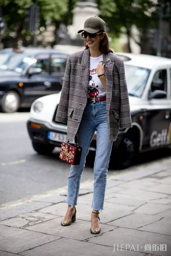 薄西服+牛仔裤=2018年早秋最时髦的极简套路!