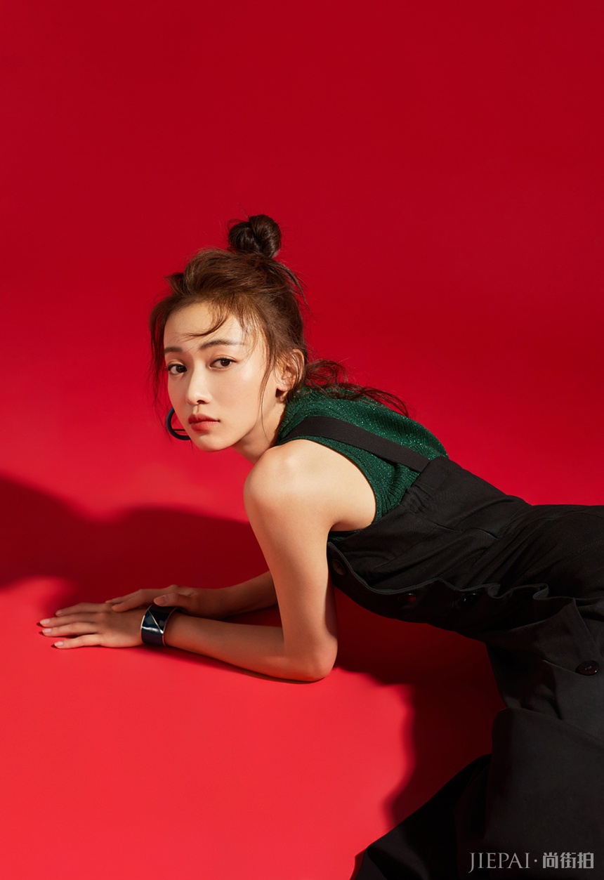 《延禧攻略》魏姐吴谨言拍大片,网友:比起演技摆pose还是嫩了点!