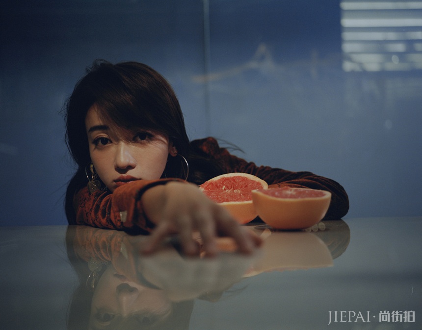 《延禧攻略》魏姐吴谨言拍大片,网友:比起演技摆pose还是嫩了点!