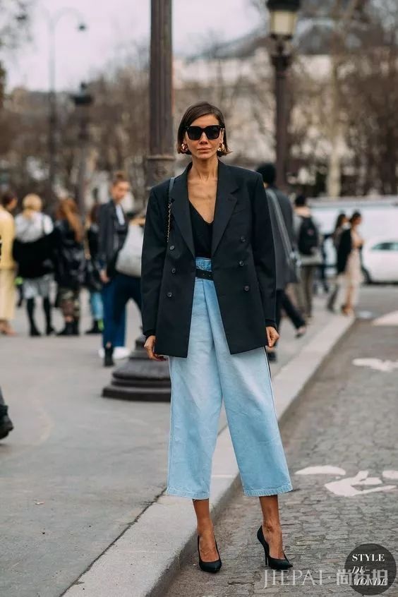 薄西服+牛仔裤=2018年早秋最时髦的极简套路!