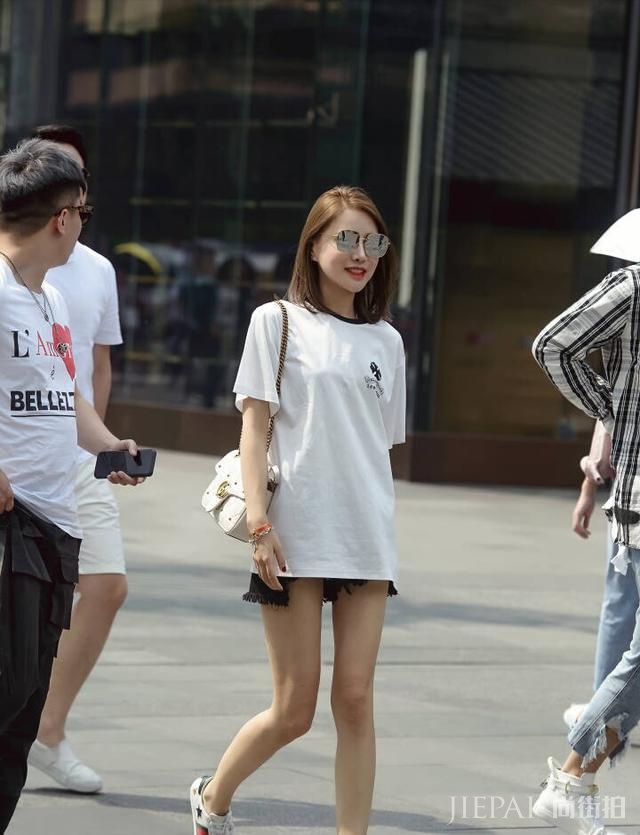 2018夏季街拍新搭配：最经典的还是白T！