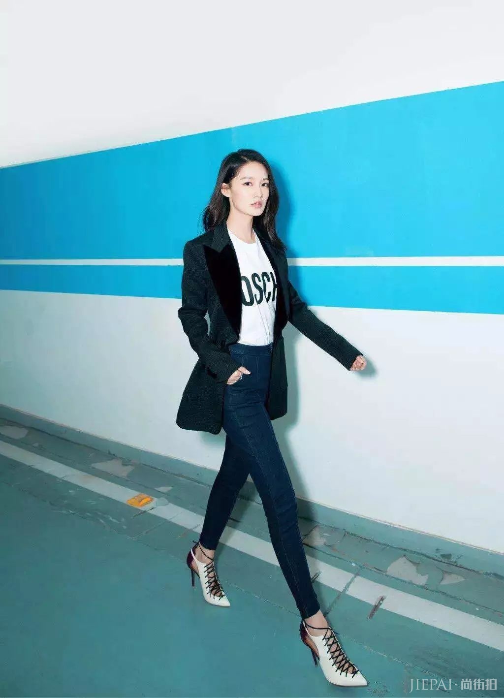 薄西服+牛仔裤=2018年早秋最时髦的极简套路!