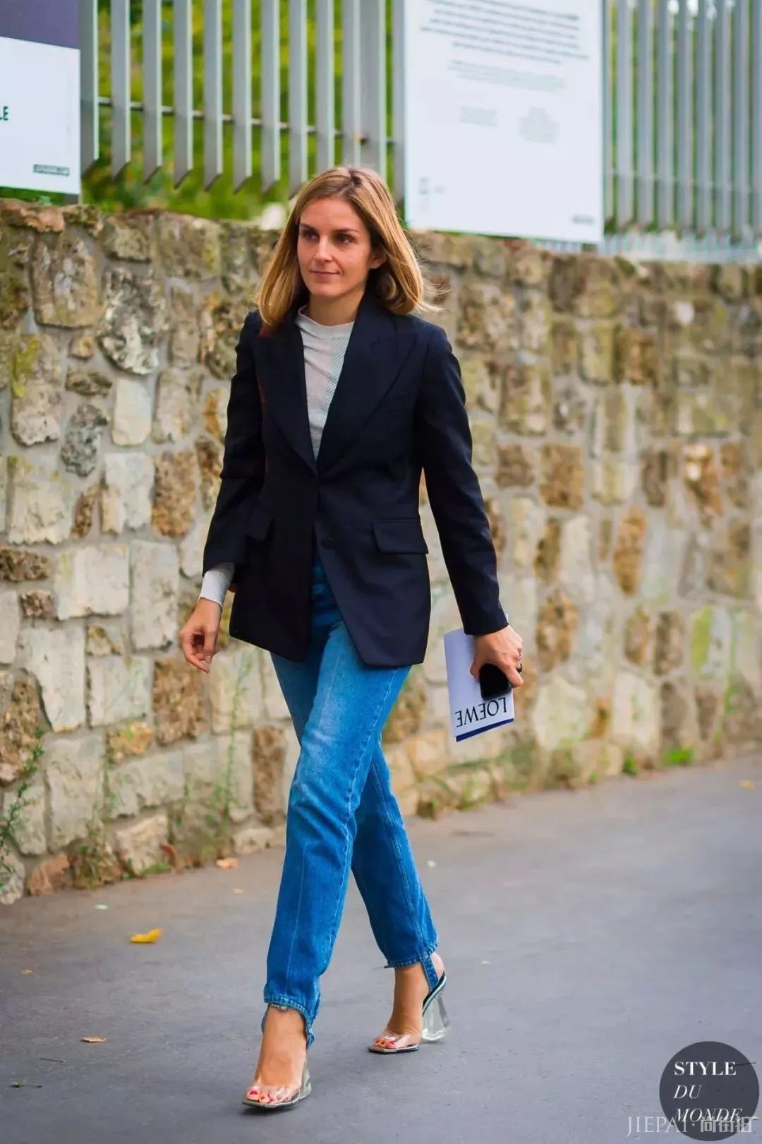 薄西服+牛仔裤=2018年早秋最时髦的极简套路!