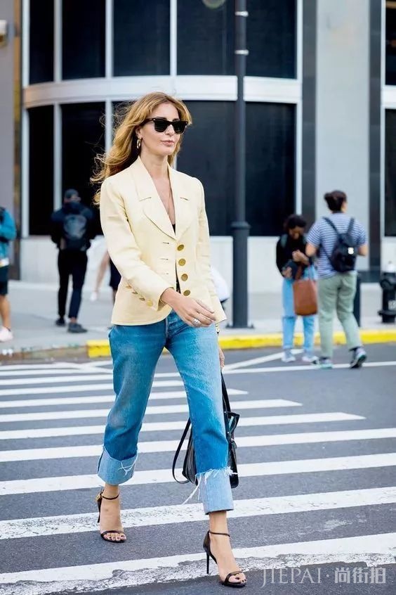 薄西服+牛仔裤=2018年早秋最时髦的极简套路!