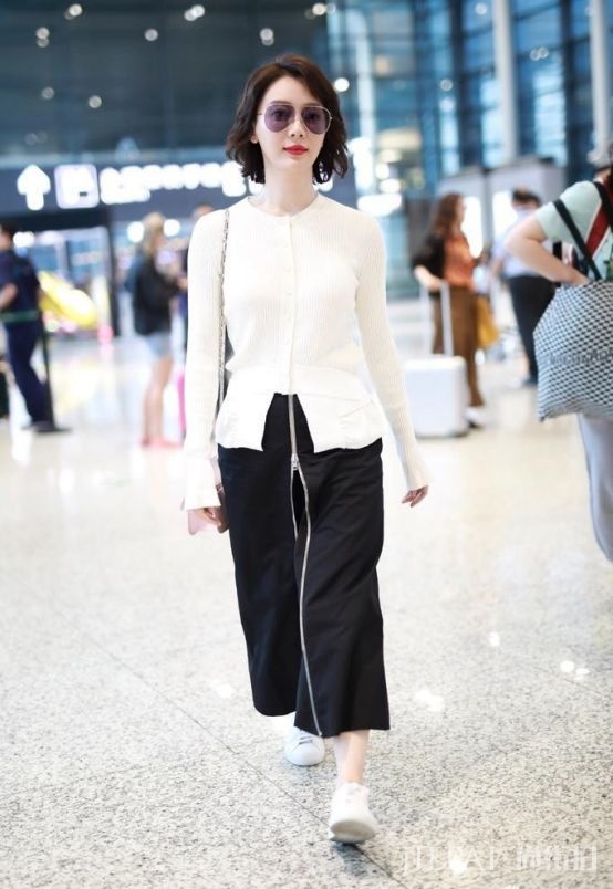 41岁陈数简直逆生长,衬衫搭配牛仔裤,竟美得忘了年龄