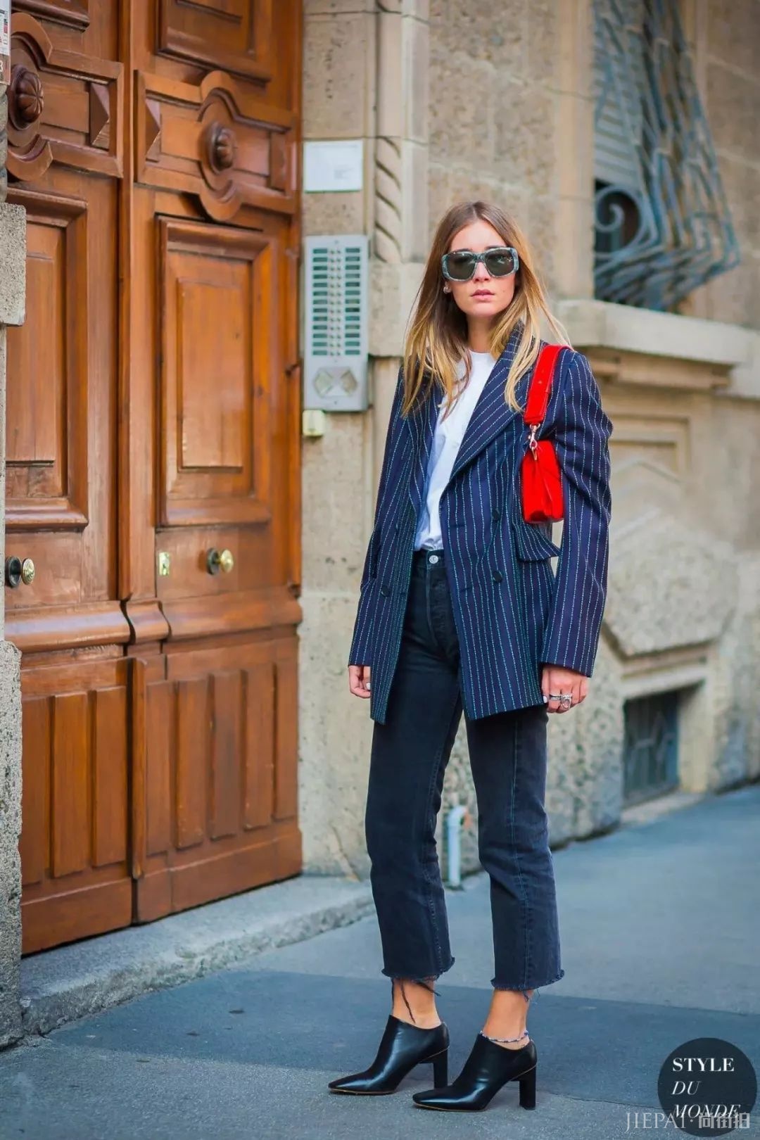 薄西服+牛仔裤=2018年早秋最时髦的极简套路!