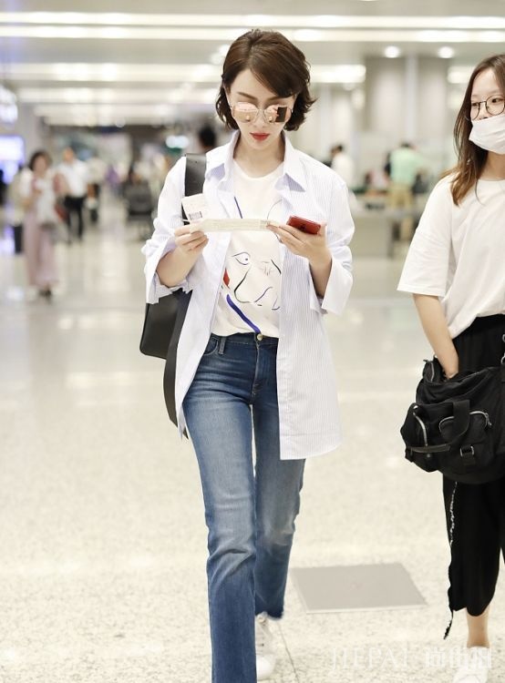 41岁陈数简直逆生长,衬衫搭配牛仔裤,竟美得忘了年龄