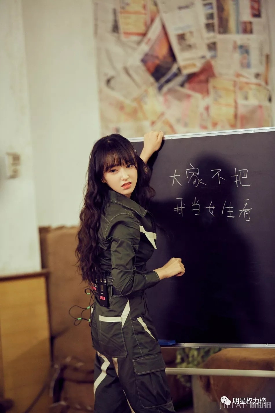 朱一龙杂志封面斯文优雅 吴亦凡活动造型复古时尚 吴谨言写真大片个性时尚