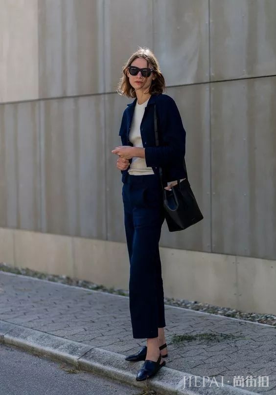 薄西服+牛仔裤=2018年早秋最时髦的极简套路!