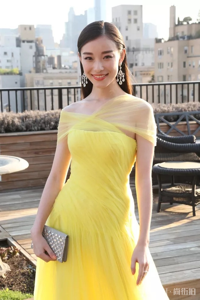 穿搭我只服倪妮,双排扣西装配高跟鞋,举手投足间尽显高贵!