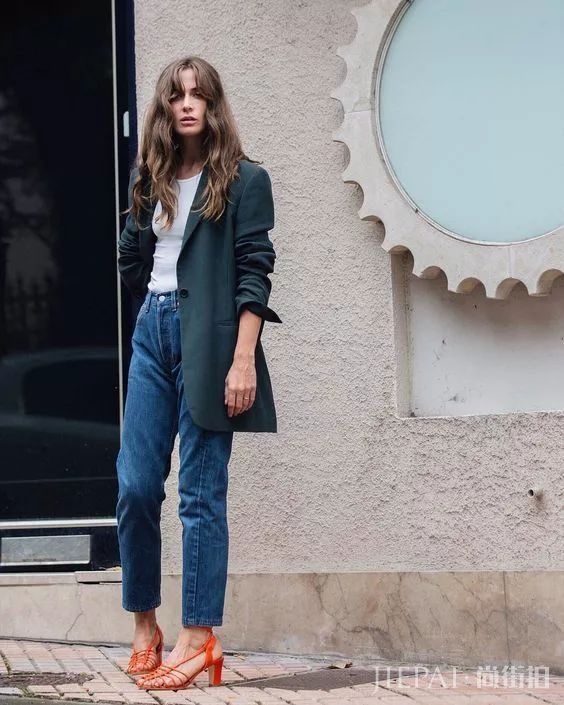 薄西服+牛仔裤=2018年早秋最时髦的极简套路!