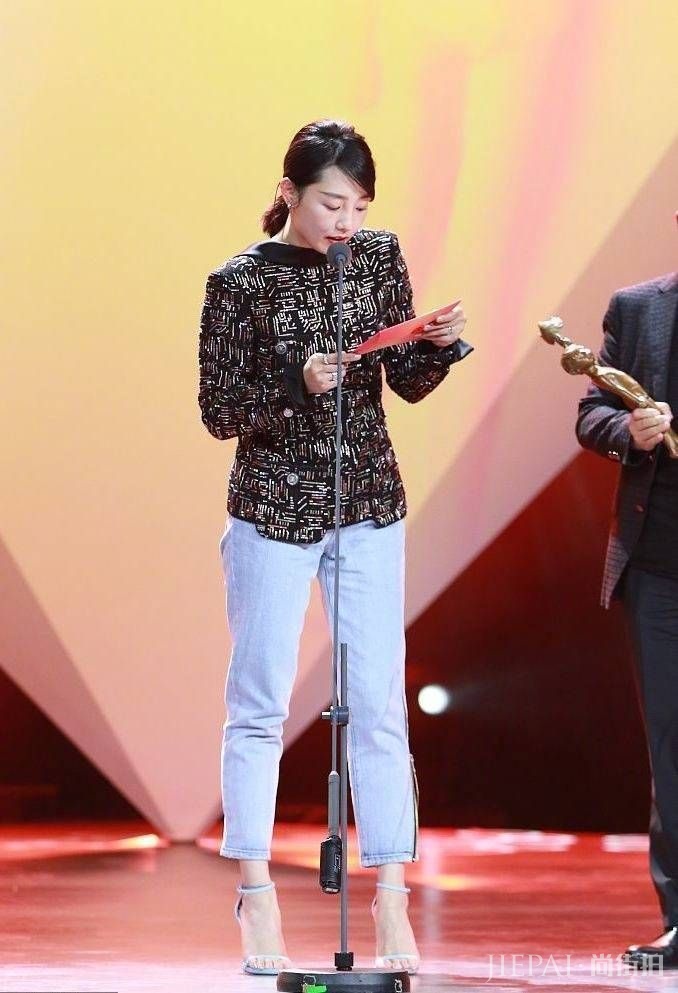 好久不见的白百何瘦脱相了，网友：这穿的是什么衣服呀！