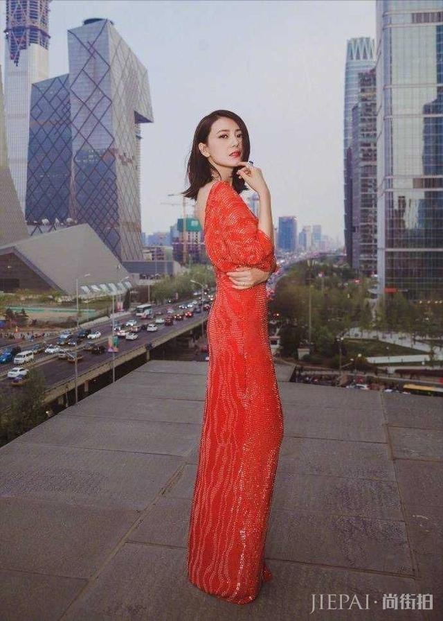 高圆圆不愧是“国民女神”!凭一双高跟鞋完胜同穿白裙的陈妍希!