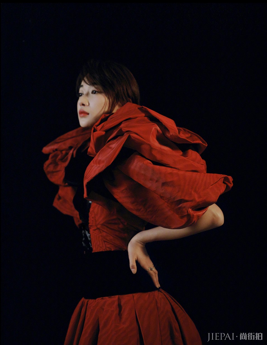 《延禧攻略》魏姐吴谨言拍大片,网友:比起演技摆pose还是嫩了点!