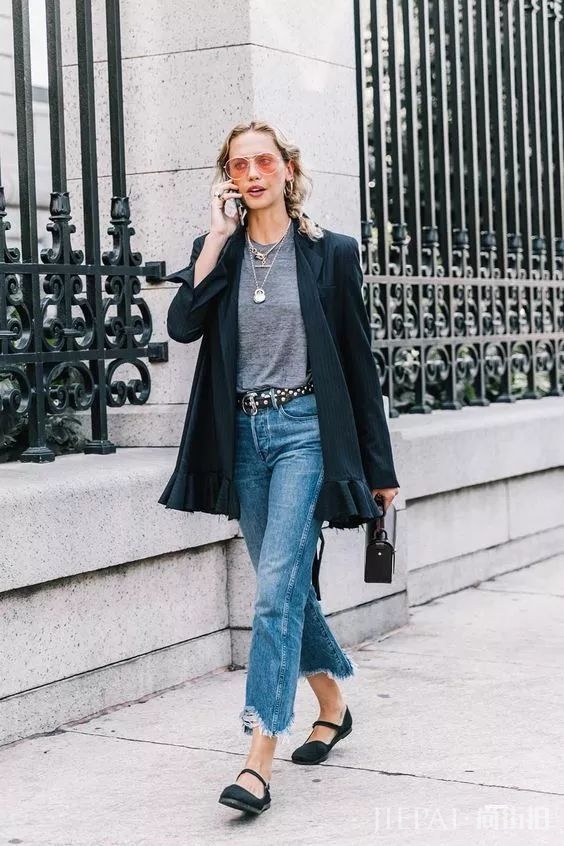 薄西服+牛仔裤=2018年早秋最时髦的极简套路!