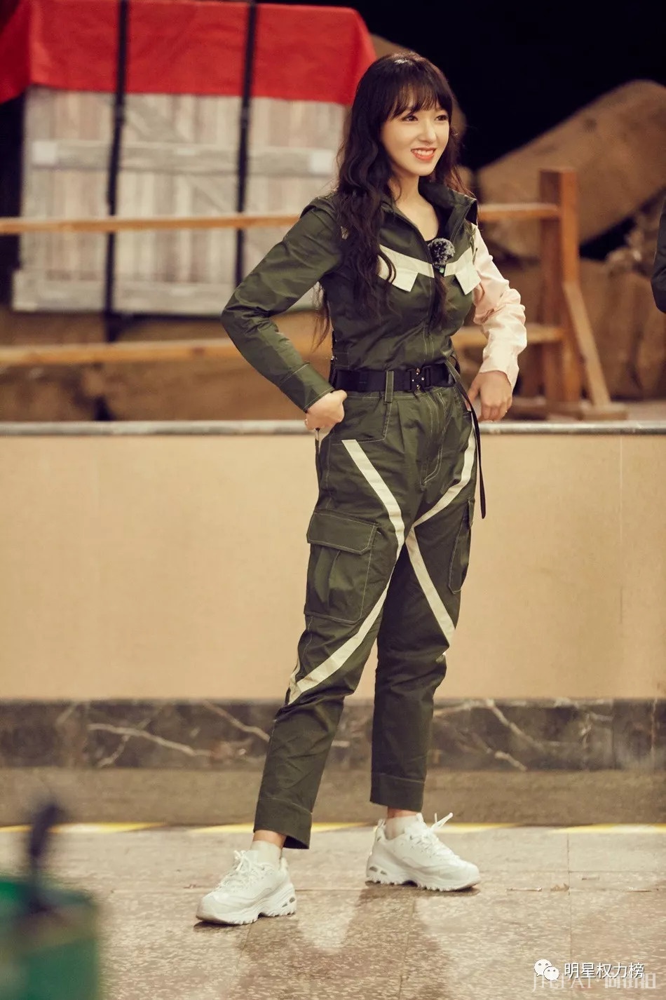 朱一龙杂志封面斯文优雅 吴亦凡活动造型复古时尚 吴谨言写真大片个性时尚