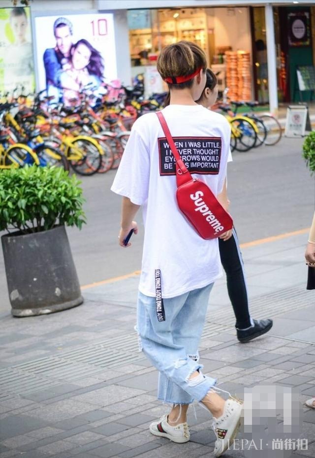 2018夏季街拍新搭配：最经典的还是白T！