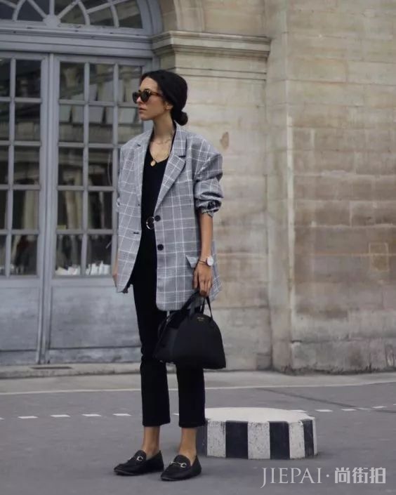 薄西服+牛仔裤=2018年早秋最时髦的极简套路!