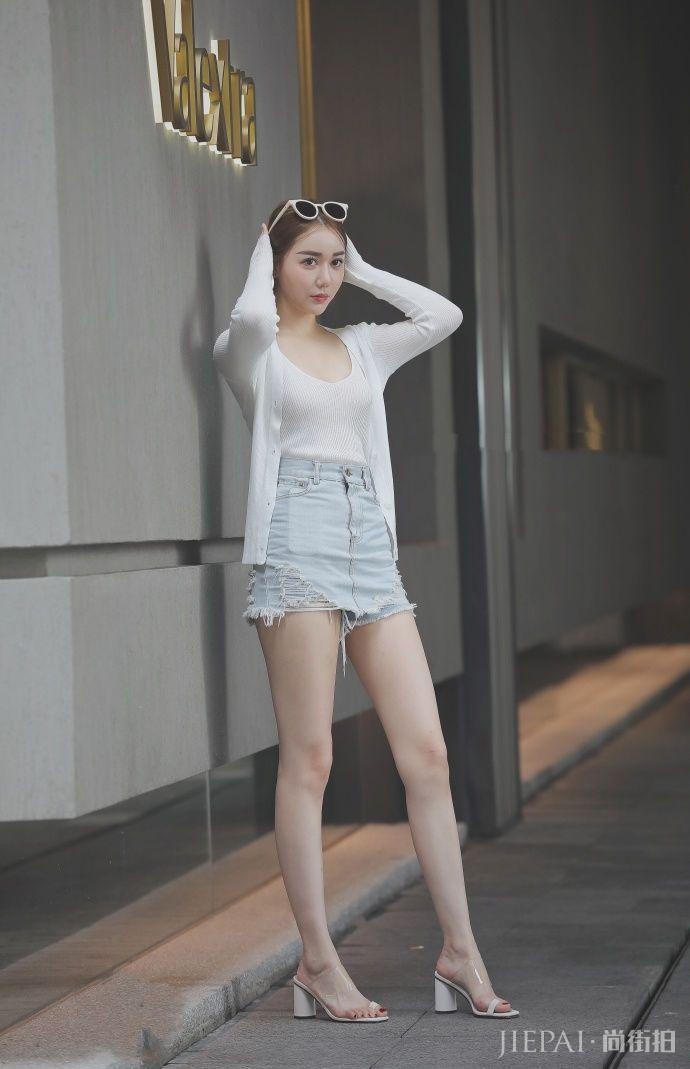 国内街拍：美女清新温柔亭亭玉立，令人眼前一亮！