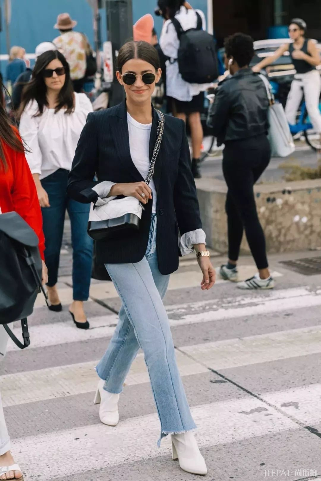 薄西服+牛仔裤=2018年早秋最时髦的极简套路!