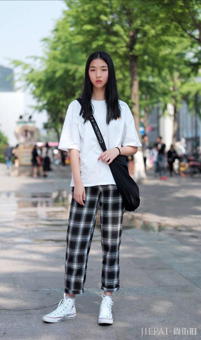 2018夏季街拍新搭配：最经典的还是白T！