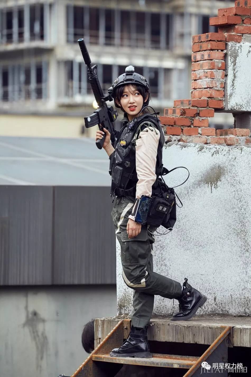 朱一龙杂志封面斯文优雅 吴亦凡活动造型复古时尚 吴谨言写真大片个性时尚