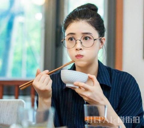 蒋欣暴瘦,网友:20斤都瘦在脸上了!