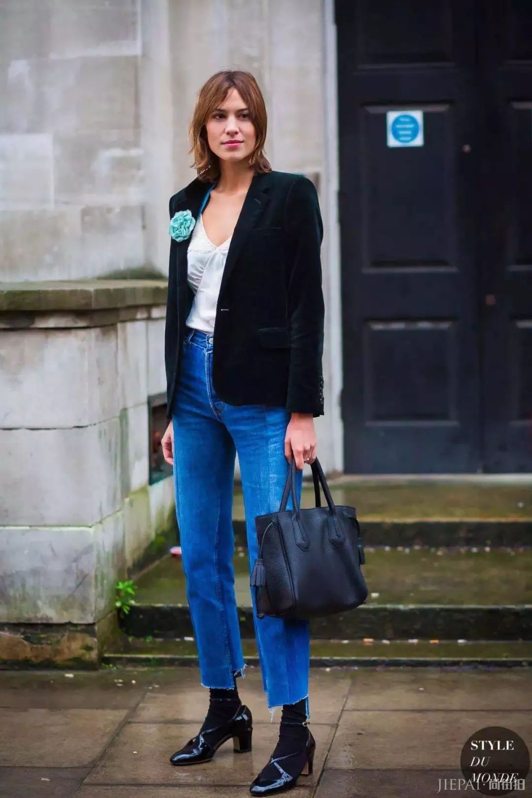 薄西服+牛仔裤=2018年早秋最时髦的极简套路!