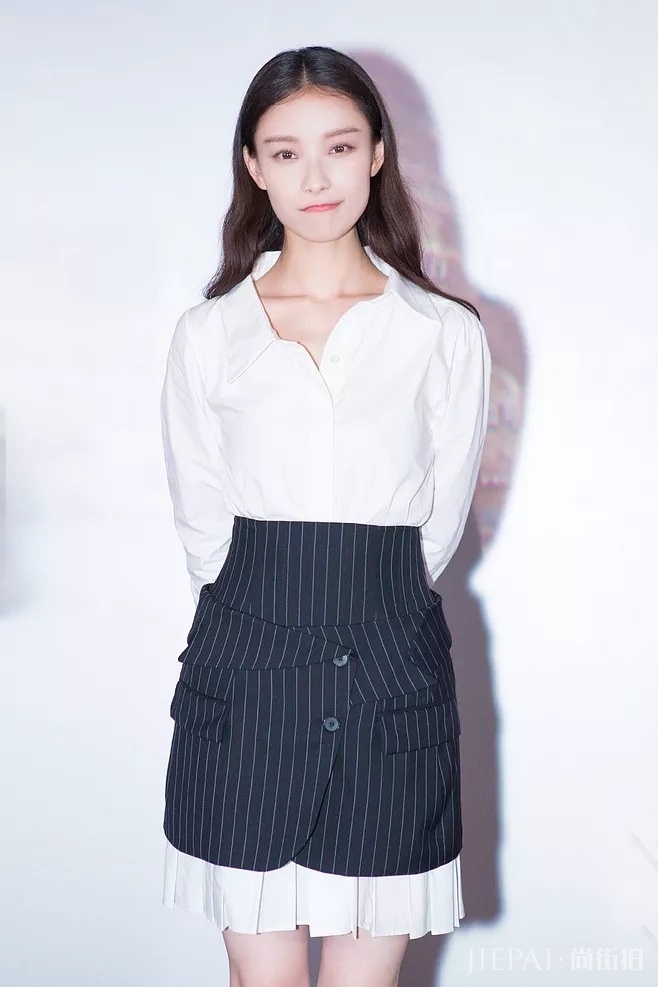 穿搭我只服倪妮,双排扣西装配高跟鞋,举手投足间尽显高贵!