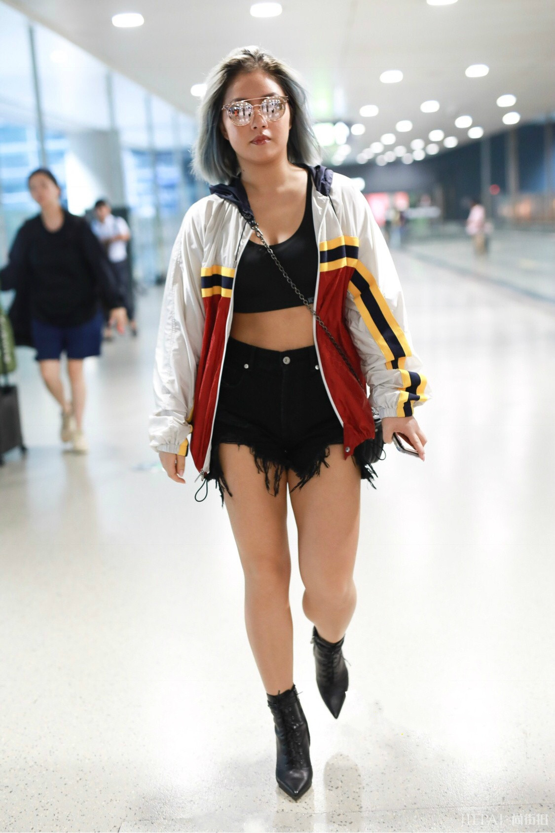 王菊真疯狂，短裤直接破到大腿根也敢穿，网友：做了明星无禁忌？